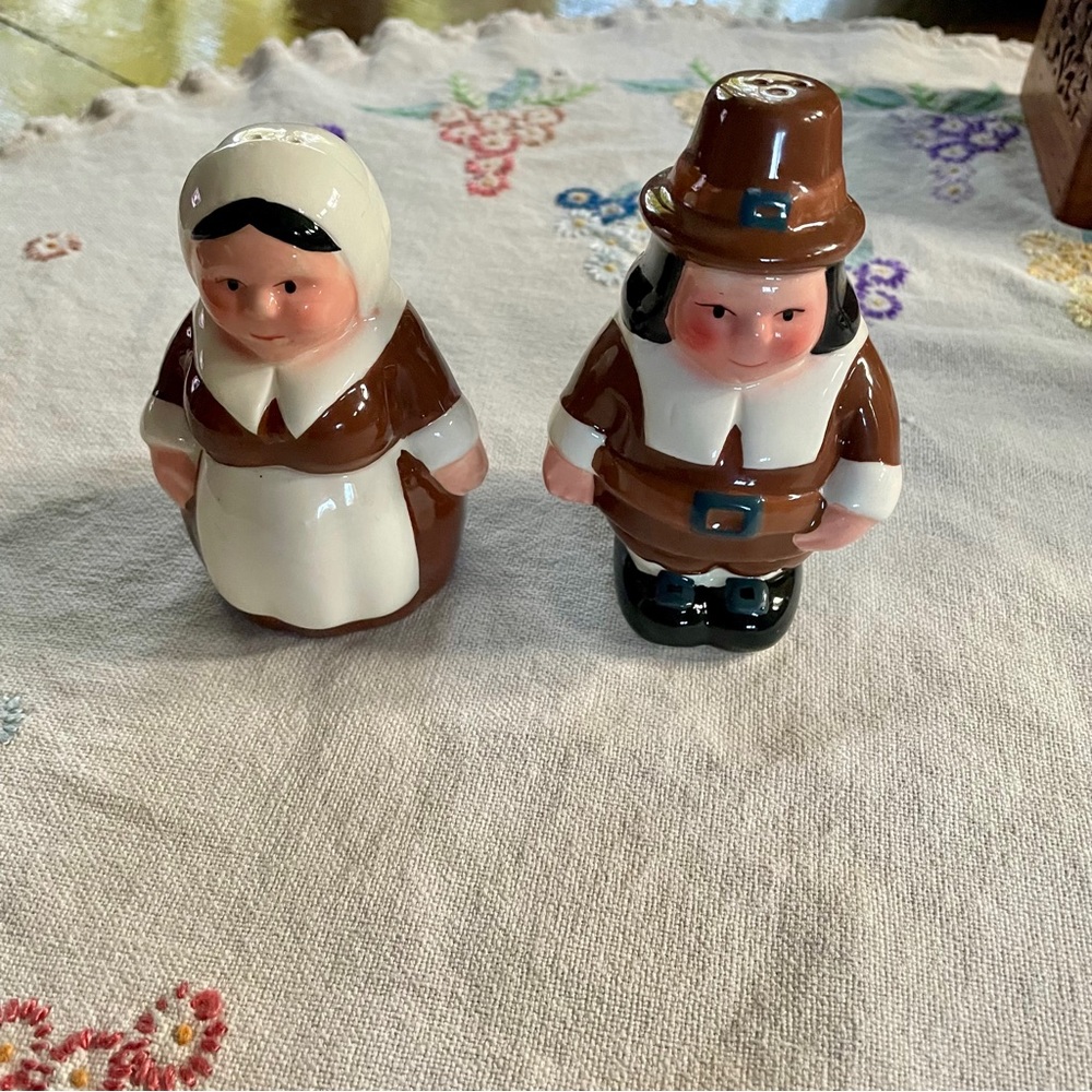 Vintage Publix The Pilgrim Pair Salt and Pepper Shakers. 2001. 4.75" Tall - Picture 5 of 9